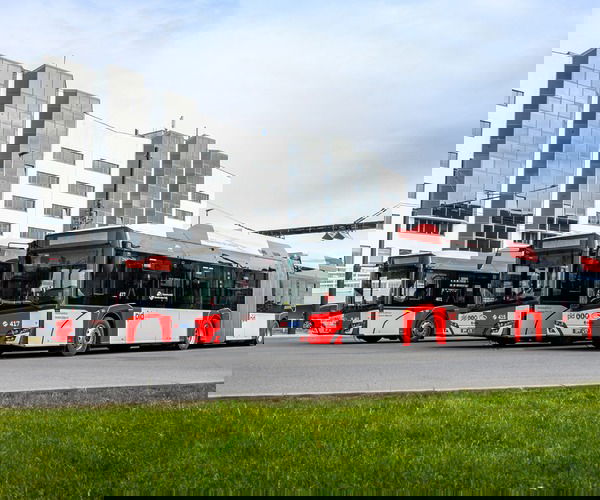 Nagyobb kapacitás és zöld közlekedés: duplacsuklós trolibuszok Prága repülőtéri vonalán