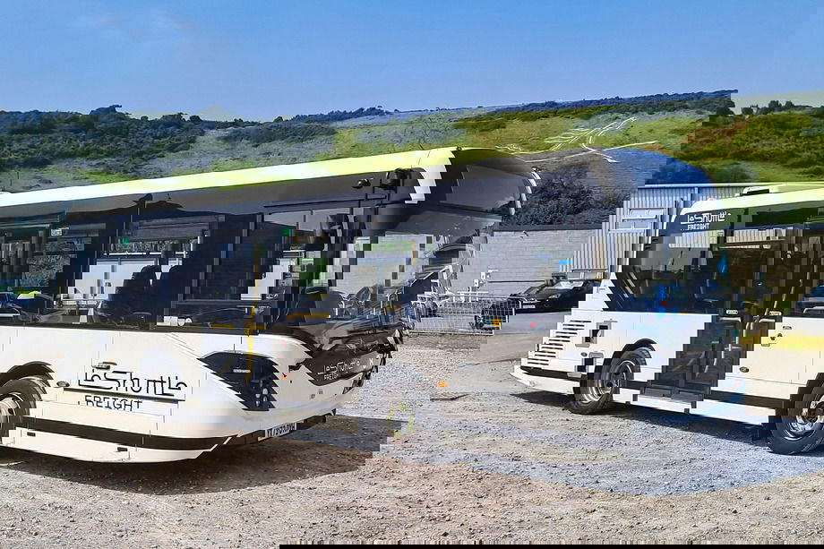 Kétoldali utasajtós Enviro200-asokat adott át az Alexander Dennis