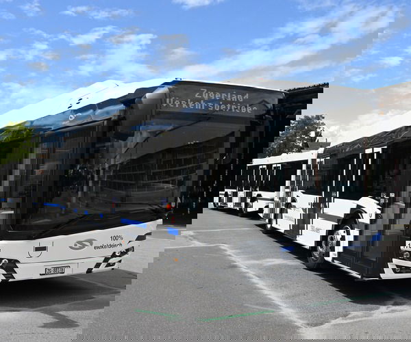 Pótkocsis Solaris villanybuszt állított forgalomba a svájci ZVB