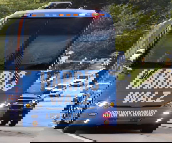 Két páncélozott Prevost-val indult kampányolni Kamala Harris és alelnökjelöltje