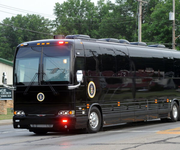 „Ground Force One”: páncélozott utazóbuszok az amerikai elnöki közlekedés logisztikájában