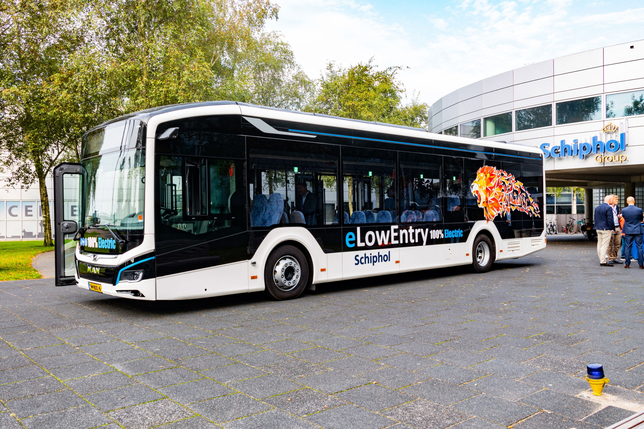 Ezúttal az MAN szállítja az amszterdami Schiphol reptér legújabb elektromos apron-buszait 2 nieuw man bussen schiphol 5 scaled 1