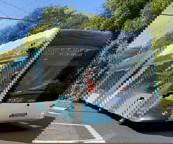 Megkezdődtek Nancy Hess duplacsuklós trolibuszainak próbafutásai