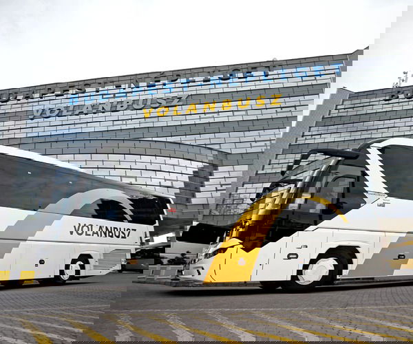 Eltűnik a buszokról a Volánbusz cégnév és logó