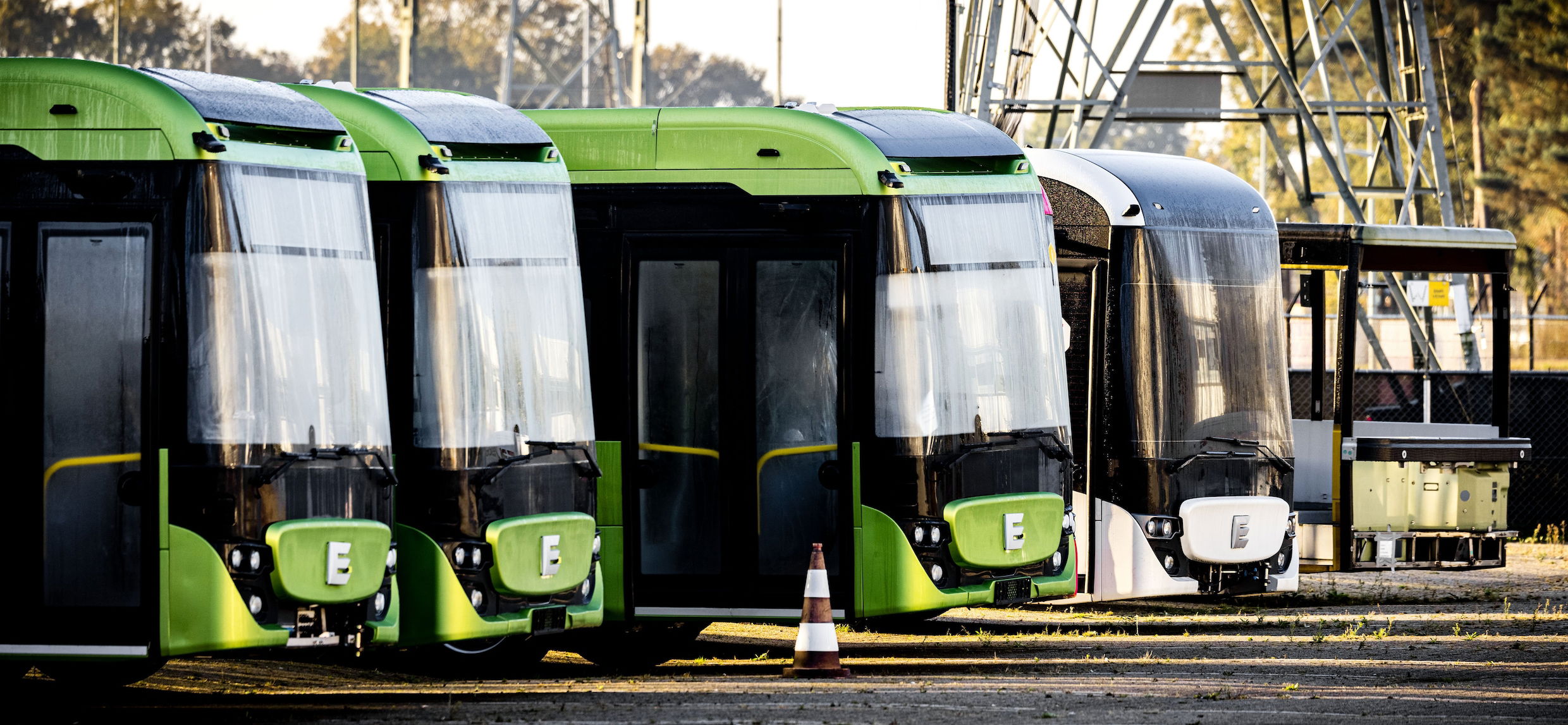 Levegőhöz jutott az Ebusco, viszont egyelőre felhagy az európai buszgyártással 2 elektrische bussen op terrein van het noodlijdende ebusco 1