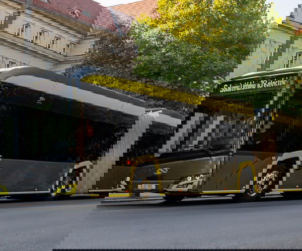 Negyven csuklós villanybusz beszerzését indította el Pozsony