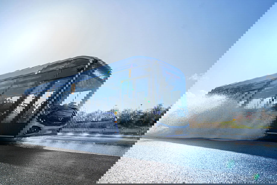 Bus in motion cimlapkep