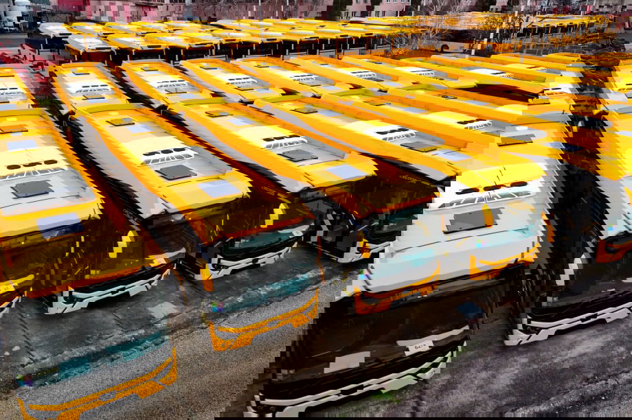 Tenderre várva: sorban állnak már a Credobusok a gyártó udvarán