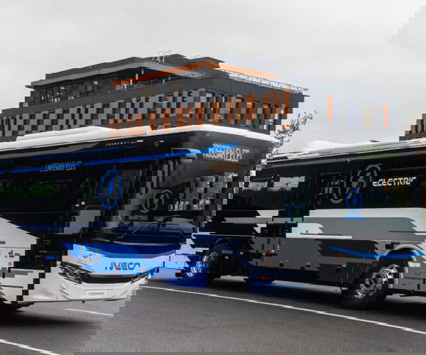 Normálpadlós helyközi villanybusszal erősít az Iveco Bus: íme a Crossway ELEC