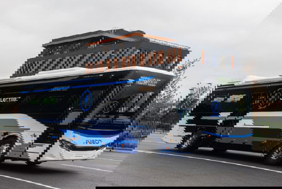 Normálpadlós helyközi villanybusszal erősít az Iveco Bus: íme a Crossway ELEC