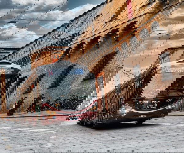 Önjáró csuklós trolikat, valamint elektromos buszokat vásárol Bologna