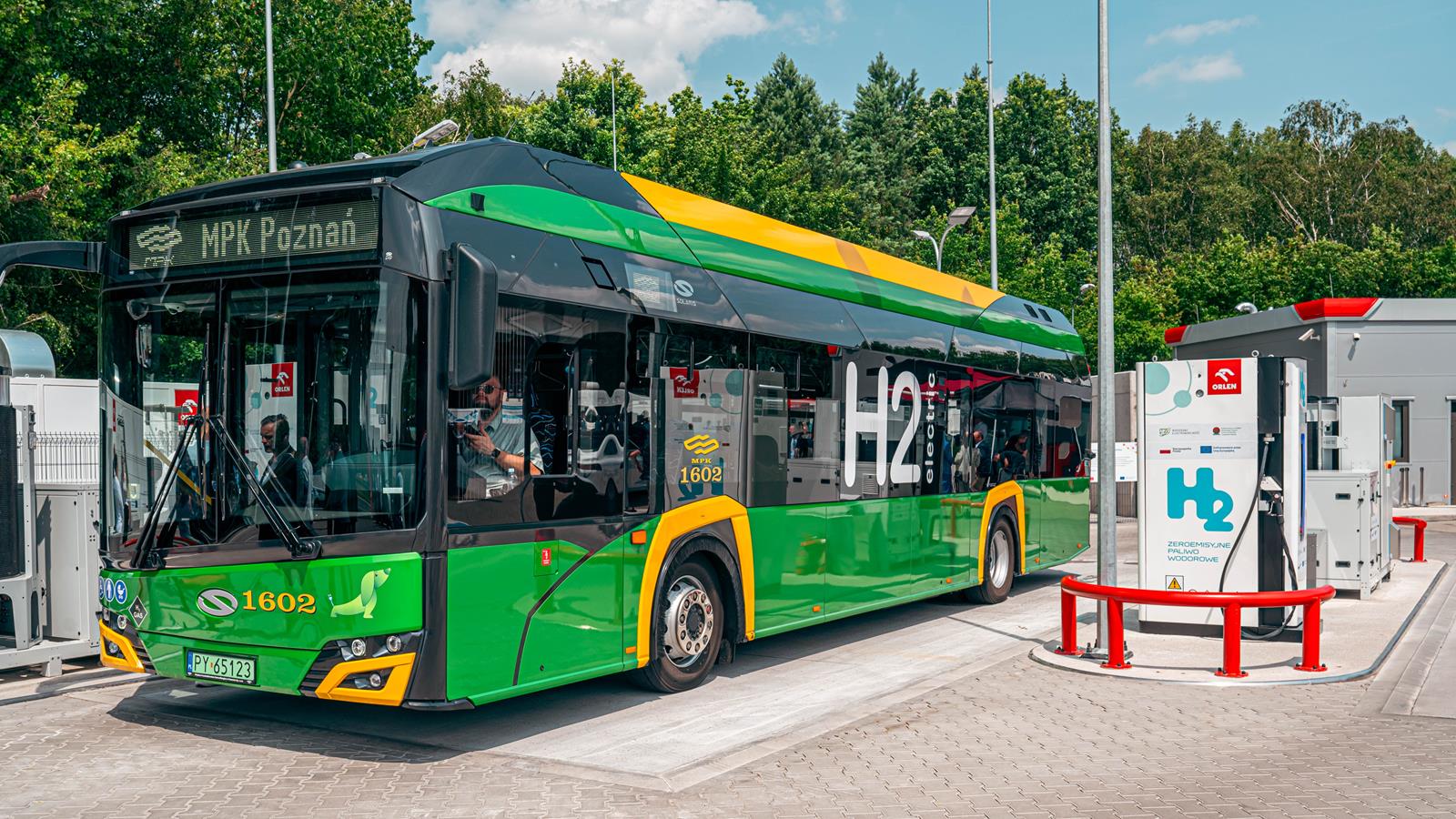 Ismét a Solaristól vásárol hidrogénbuszokat Poznań 4 Autobus przy stanowisku tankowania wodoru