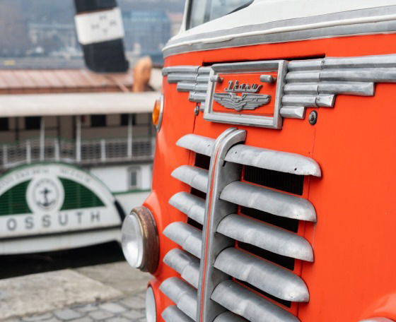 Bemutatta gyűjteménye legújabb Ikarus autóbuszát a Közlekedési Múzeum