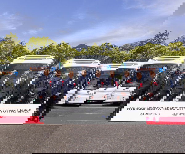Megérkezett Japánba az első öt szériakivitelű Hyundai Elec City Town villanybusz