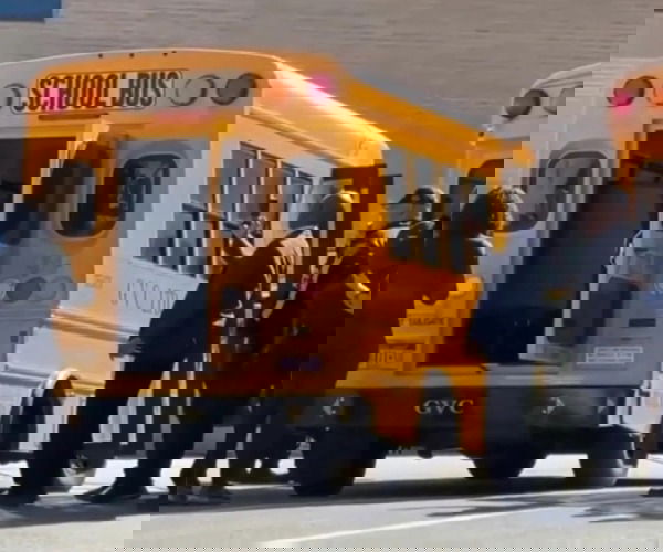 Golyózáporba került egy iskolabusz Bronxban