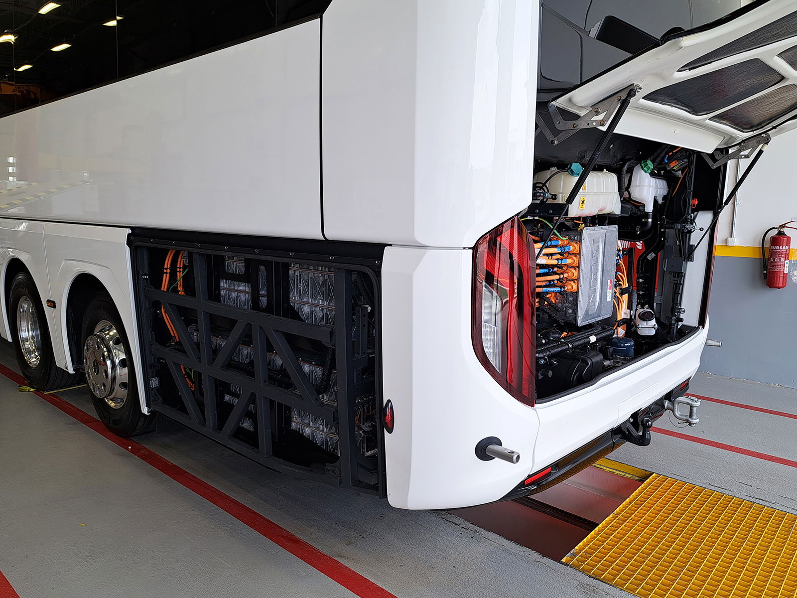 Jól megfigyelhető az akkumulátorokat az oldalirányú becsapódásoktól védő, rácsszerű vázelem