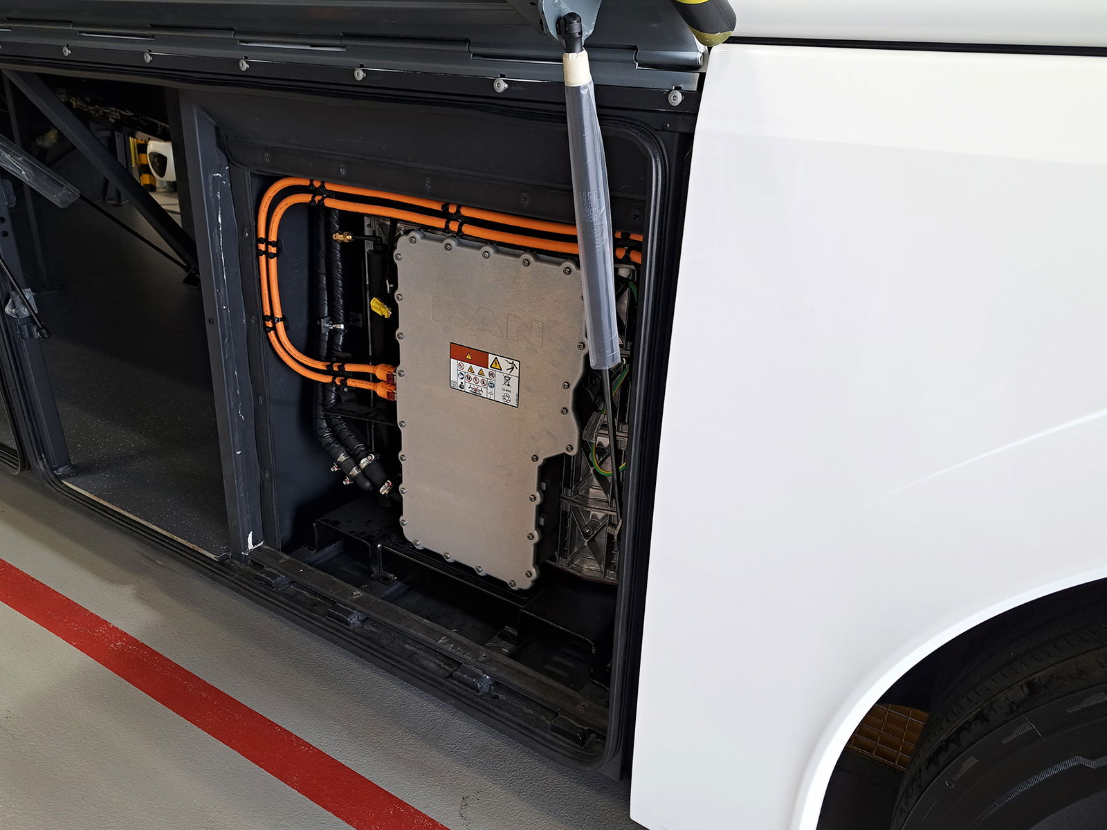 Az opcióként kérhető plusz akkumodulok a második tengely elé beépítve