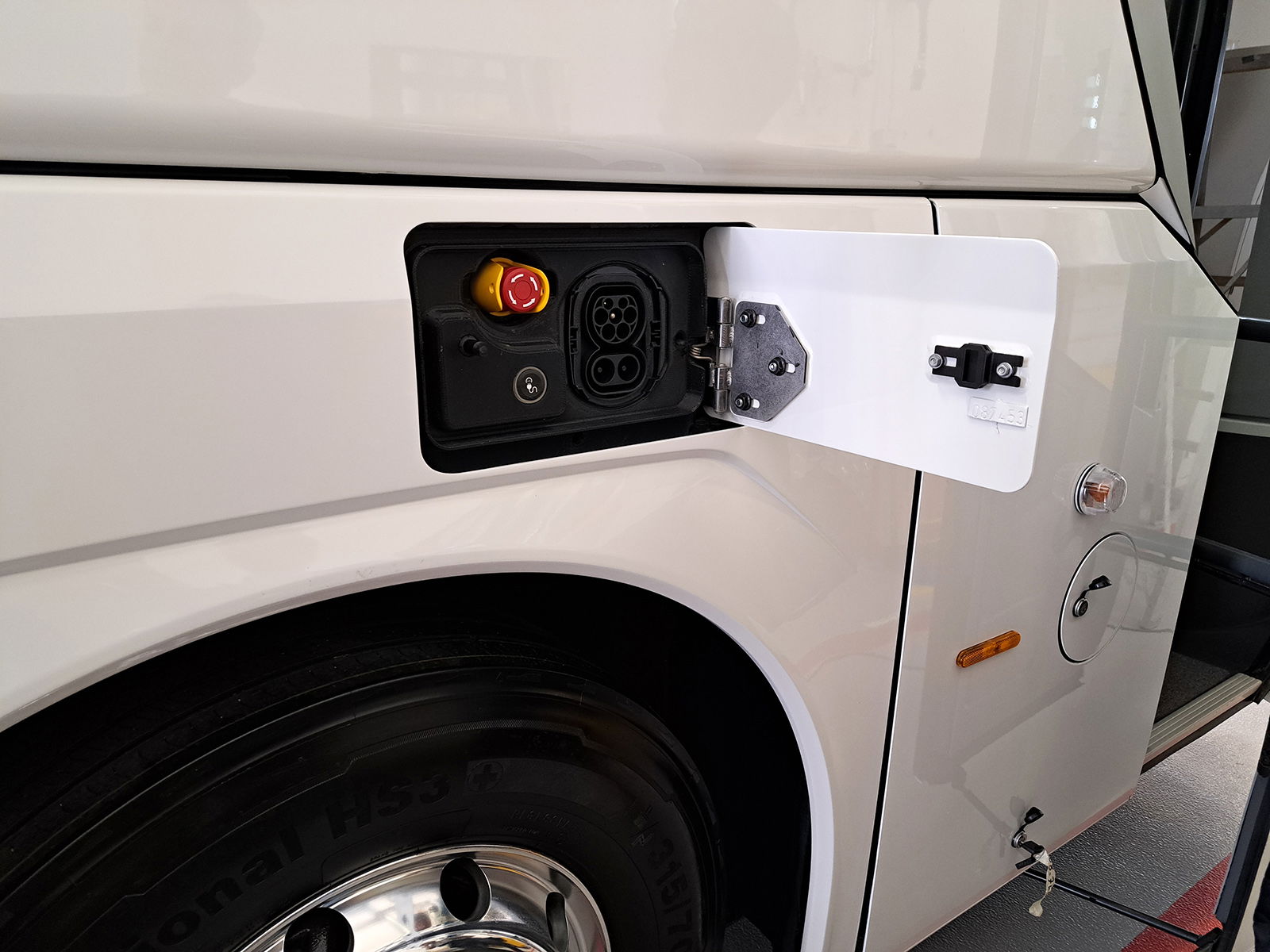 Jobboldalt a mellső tengely fölé minden esetben kerül CCS Combo 2 rendszerű töltőaljzat