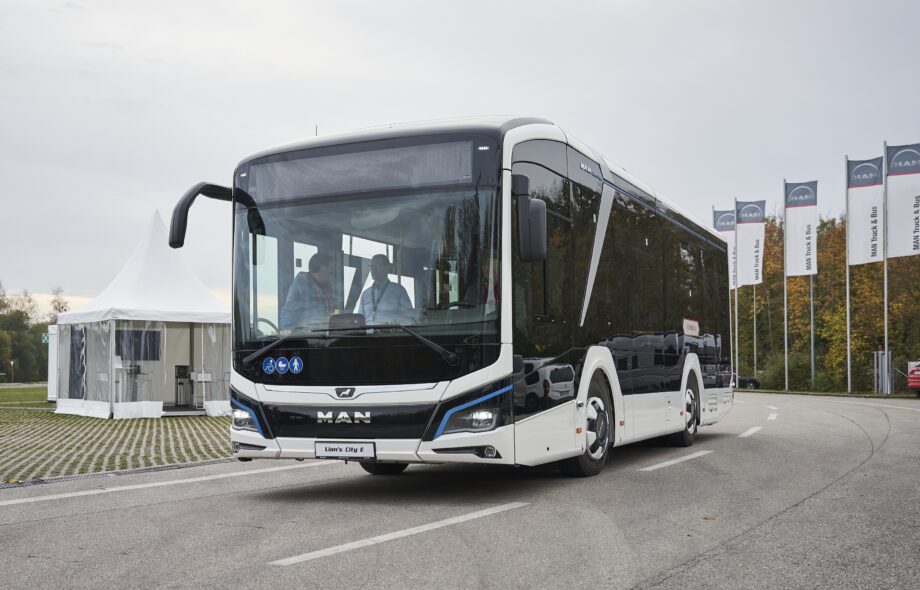 P Bus EOT MAN eMob EXP LionsCity10E 01