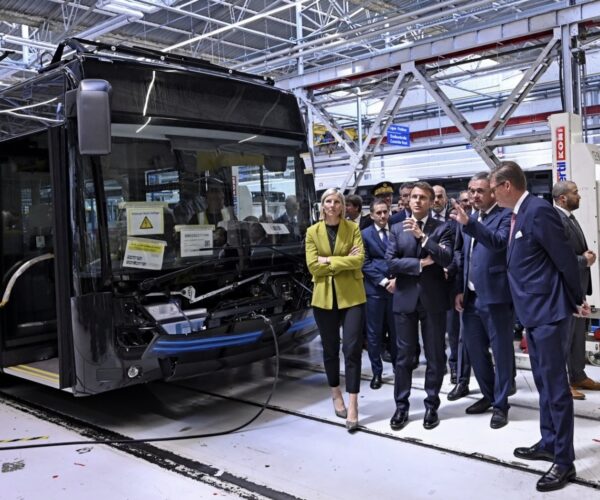 Emmanuel Macron gyárlátogatása alkalmával jelentett be újabb 92 milliós beruházást a Daimler Buses