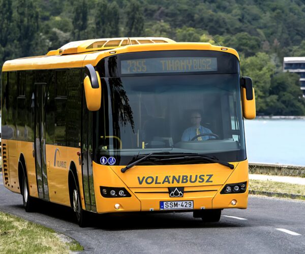 Légkondicionált buszokkal és késési biztosítással erősít a nyárra a MÁV