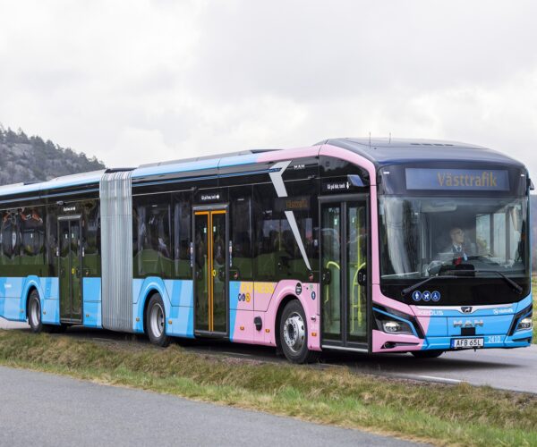 A svéd Västtrafik már 621 elektromos busznál tart, és megkezdte a helyközi vonalak villamosítását is