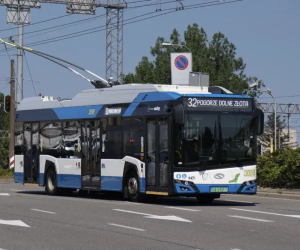 90 kWh-t meghaladó akkukapacitással érkeznek Gdynia új önjáró Trollinói
