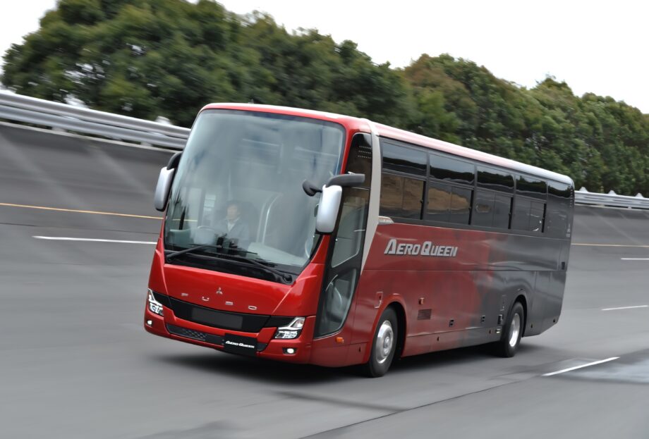 Új japán haszongépjármű-ipari óriás születik – egyesül a Mitsubishi Fuso és a Hino