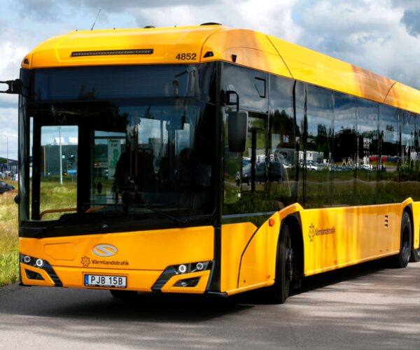 Ötvenkét villanybusszal indult nagyszabású pilotprojekt a regionális közlekedés villamosítására Svédországban