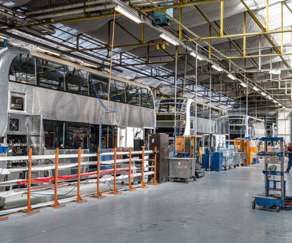 Átszervezné termelését és bezárná falkirki gyárát az Alexander Dennis