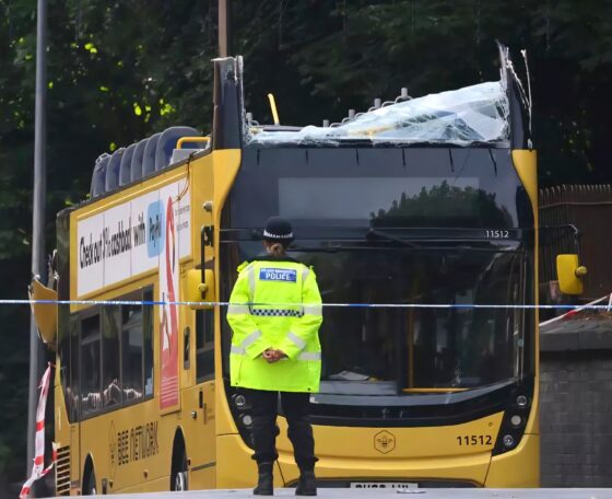 Csatornahíd tépte le egy emeletes busz tetejét Manchesterben