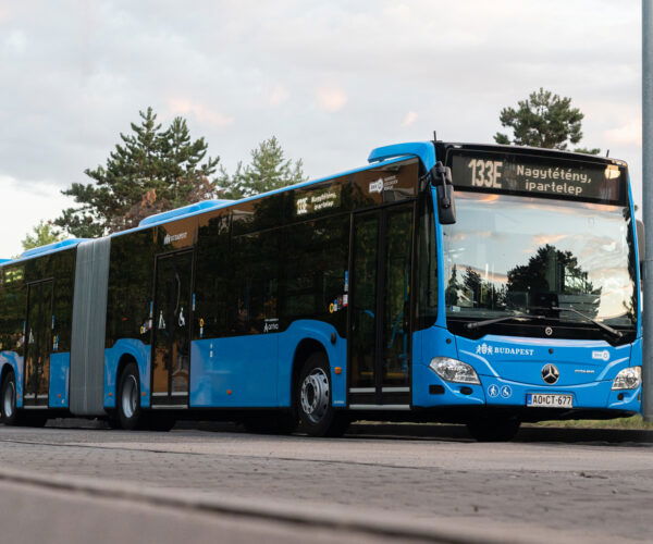 Elindult a több mint 300 darabos fővárosi flottacsere: forgalomban az első új Mercedes-Benz Citaro G csuklós autóbuszok