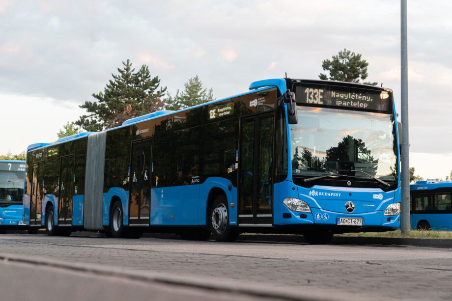 Elindult a több mint 300 darabos fővárosi flottacsere: forgalomban az első új Mercedes-Benz Citaro G csuklós autóbuszok