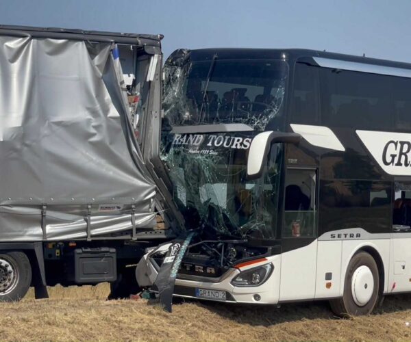 Súlyos baleset Magyarországon, könnyebb sérülésekkel járó ütközés Szerbiában – két emeletes busz is érintett volt