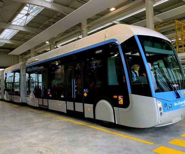 Júliusban elstartolhatnak a gyártósoron rekedt párizsi duplacsuklós Van Hool villanybuszok próbafutásai