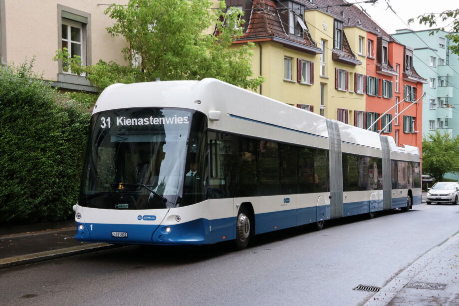 Már utasokat szállít Zürich első újgenerációs Hess lighTram 25 DC duplacsuklós trolibusza