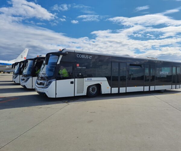Új COBUS apron-buszok álltak szolgálatba a varsói Chopin repülőtéren