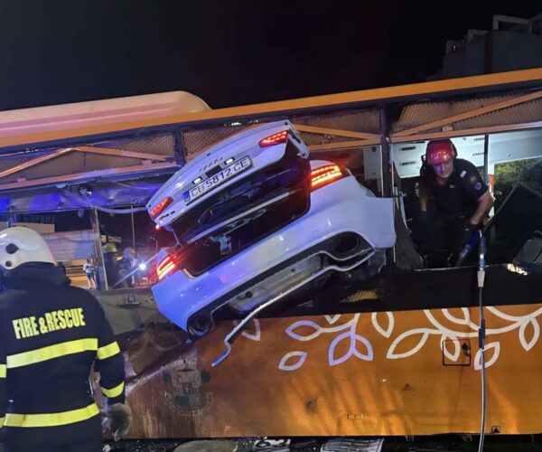 Halálos buszbaleset Szófiában: nagy sebességgel száguldó Audi ütközött éjszakai járattal