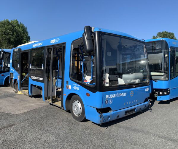 Darabonként 175 millió forintért érkeztek, most árverezi őket a BKV