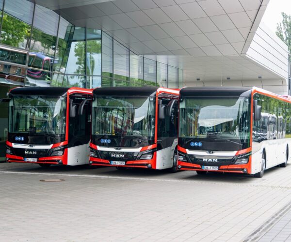 Átadták az első háromajtós, 12 méteres MAN Lion’s Intercity LE EfficientHybrid autóbuszokat