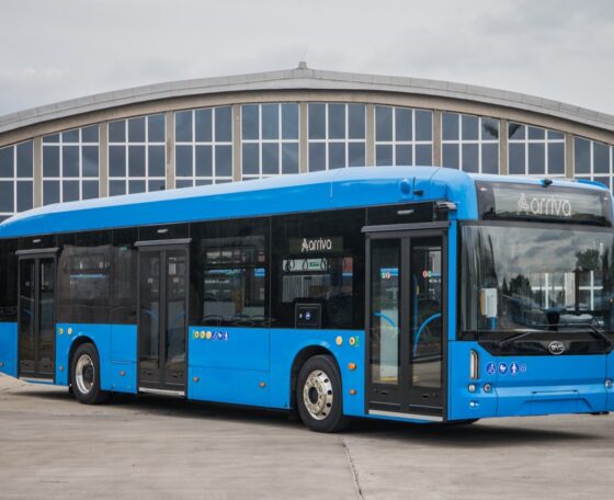 Megérkezett az első BYD B12-es villanybusz az ArrivaBus telephelyére