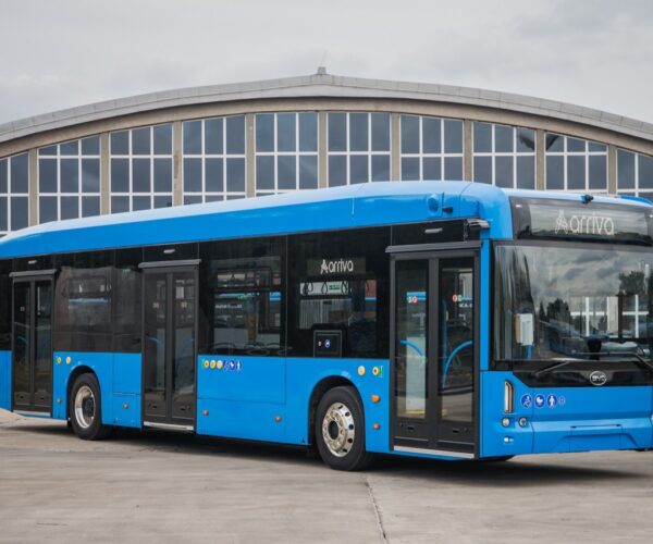 Megérkezett az első BYD B12-es villanybusz az ArrivaBus telephelyére