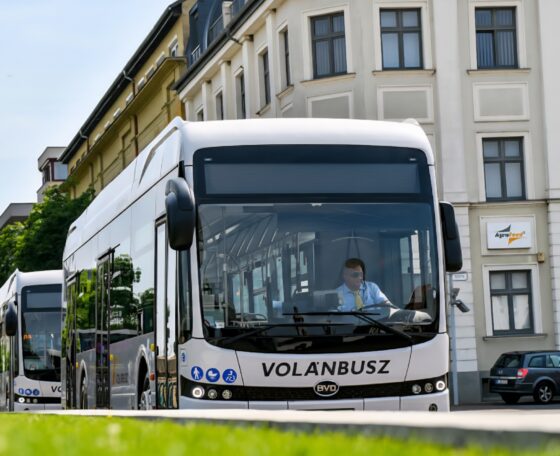 Harmincöt elektromos autóbusz beszerzésére írt ki közbeszerzést a győri önkormányzat
