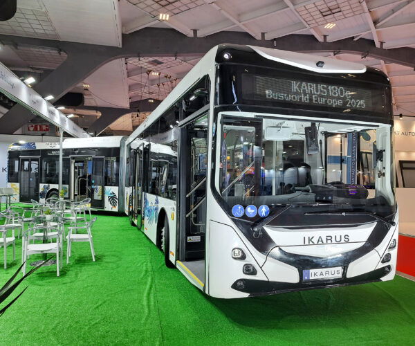 Busworld Europe 2025: bemutatkozott az Ikarus csuklós villanybusza