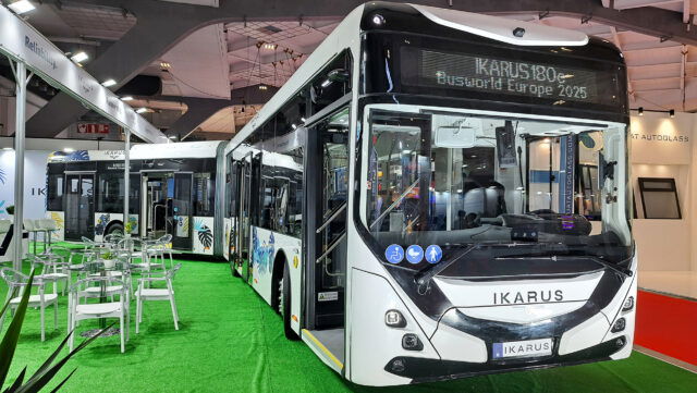 Busworld Europe 2025: bemutatkozott az Ikarus csuklós villanybusza