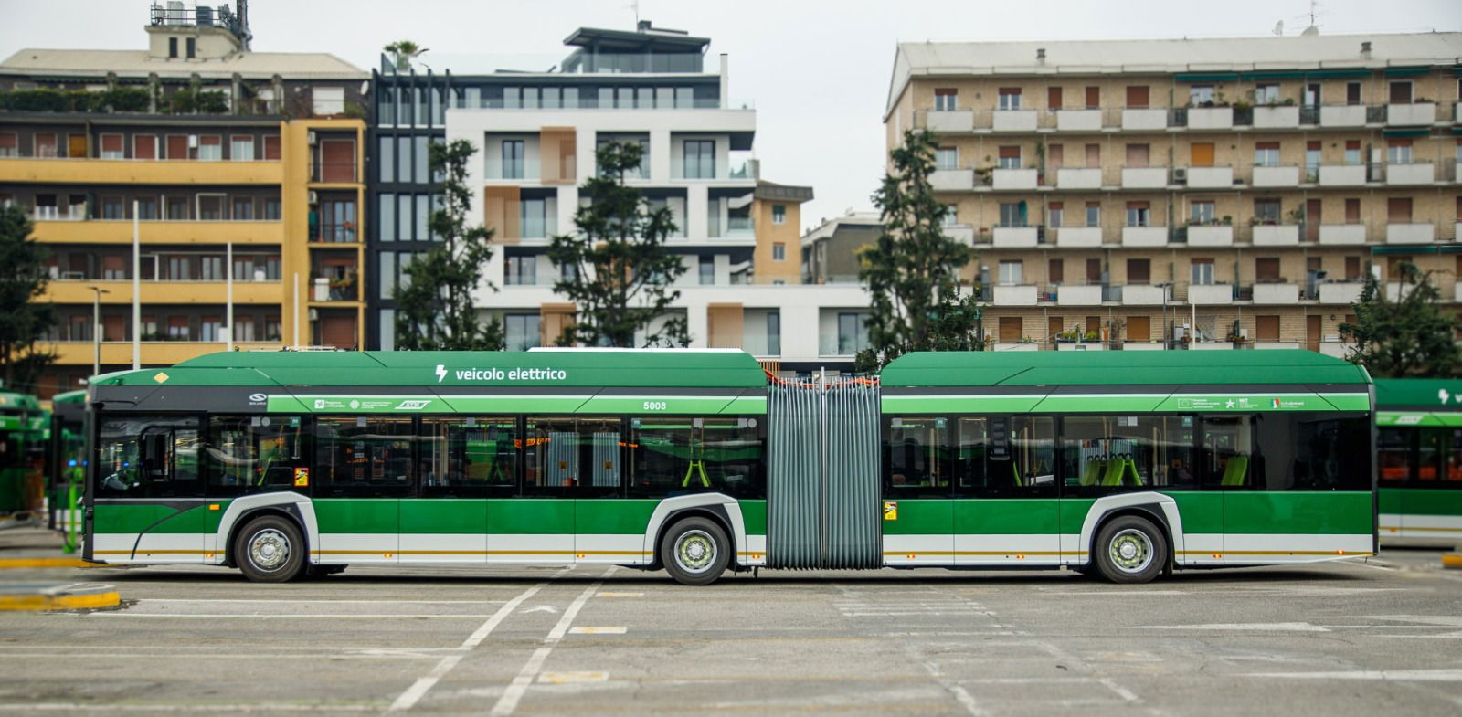 Milánó 105 darab, 700 kWh-s akkumulátorral szerelt csuklós Solaris villanybuszt állít forgalomba 2 20251016 143012