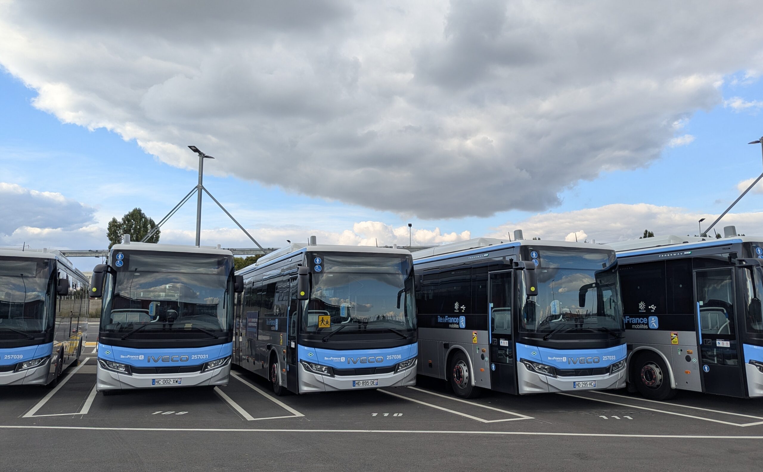 Négyezer biogáz- és elektromos üzemű busz beszerzéséről kötött megállapodást az Île-de-France Mobilités és az Iveco Bus 12 20251030 101715 1 scaled