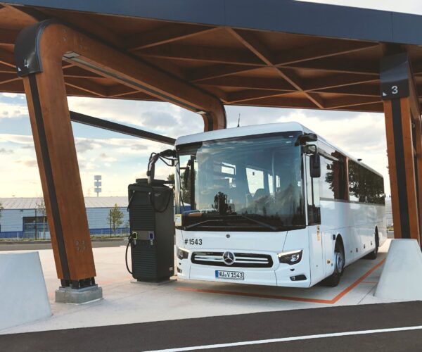Saját nyilvános töltőinfrastruktúra kiépítésébe kezd a Daimler Buses