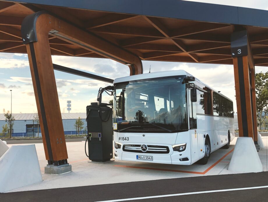 Saját nyilvános töltőinfrastruktúra kiépítésébe kezd a Daimler Buses