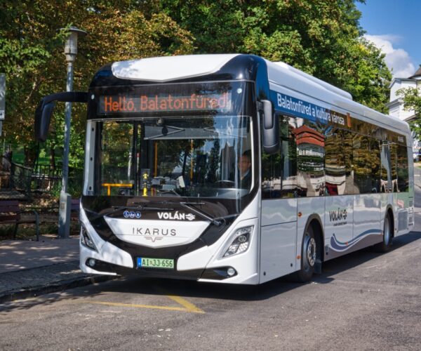 Újabb három Ikarus 120e állt forgalomba a Volán kötelékében, ezúttal Balatonfüreden
